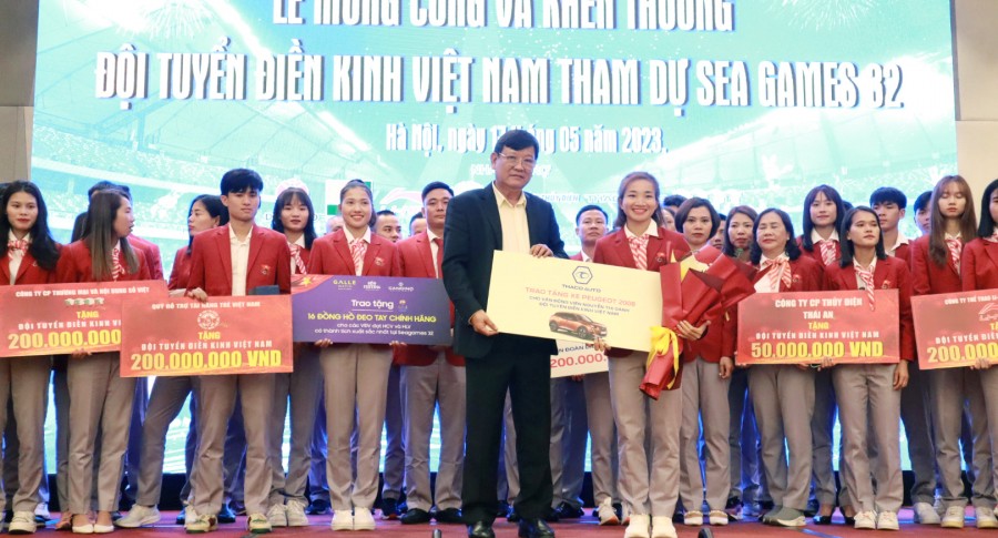 THACO AUTO trao tặng 200 triệu đồng cho Liên Đoàn Điền Kinh Việt Nam và chìa khóa xe tượng trưng cho VĐV Nguyễn Thị Oanh